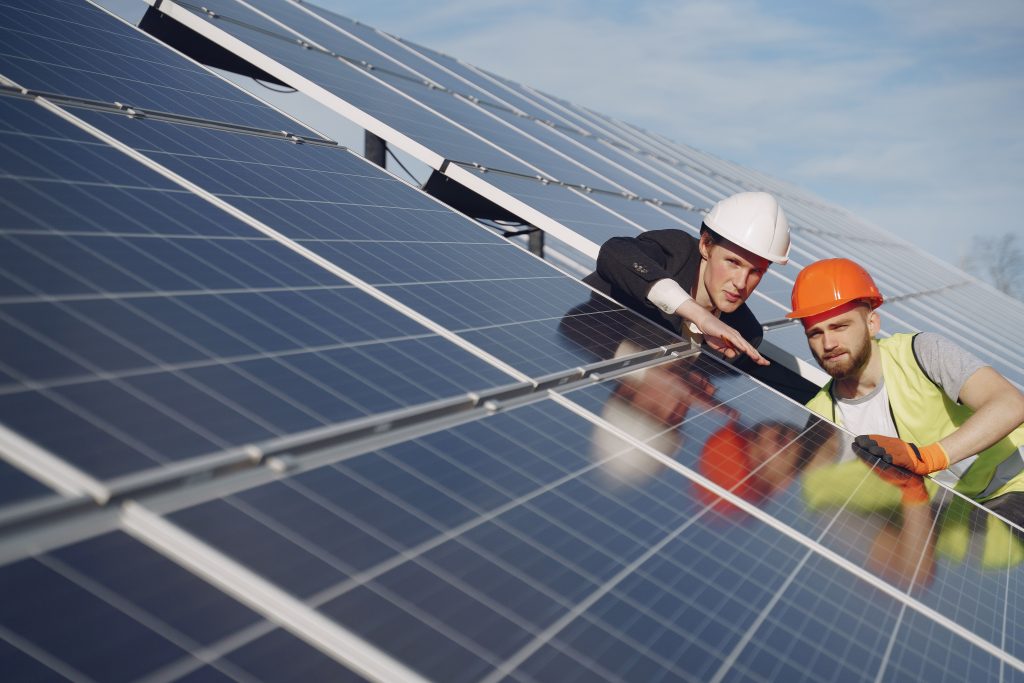 Strokovnjaki pregledujejo solarno napravo pred zagonom